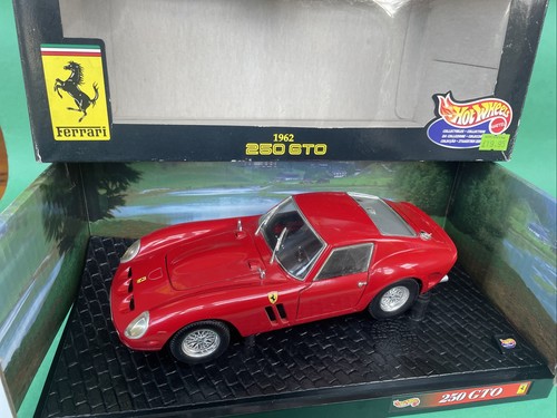 Cars hotwheels ferrari - 1:18,