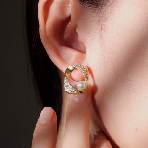 Gold pearl simulated diamond