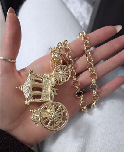 Gold wagon pendant belcher - gold,