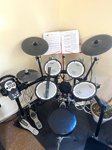 Roland 11kv electronic - roland,