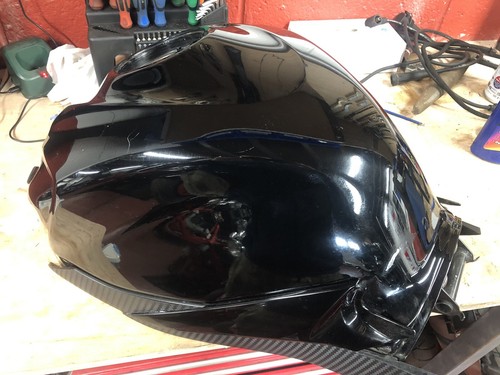 Gsxr 750 damaged tank - damaged,