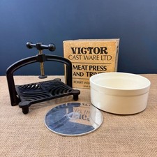 VINTAGE ROBERT WELCH VICTOR CAST WARE LTD MEAT PRESS & TRIVET IN ORIGINAL BOX