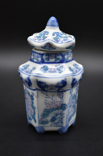 Chinese blue porcelain pot