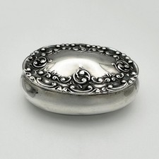 VICTORIAN EMBOSSED SNUFF BOX