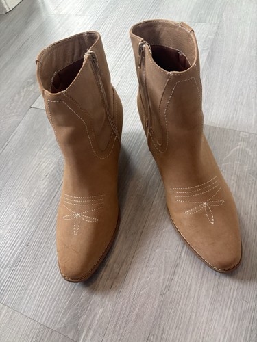 Women beige cowboy boots - women's,