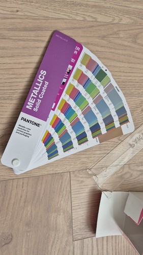 Pantone metallics guide 655 - ,