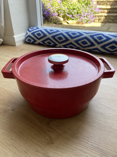 Large red cast iron - large, pyrex