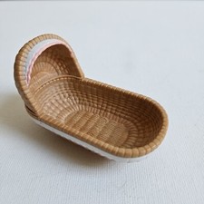 Sylvanian Families Vintage Moses Basket With Pink & White Edging Calico Critters