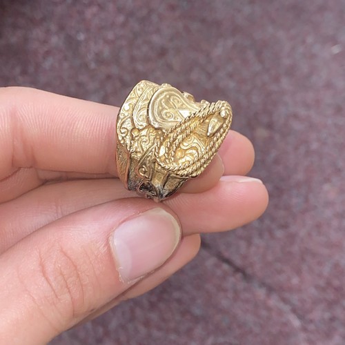 23g 9ct gold - ring., size