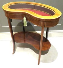 KIDNEY SHAPED BIJOUTERIE TABLE