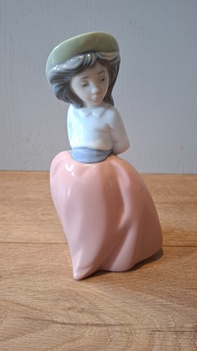 Nao lladro girl on - on, placid