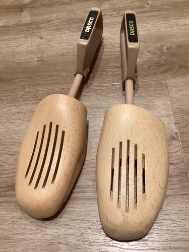Dasco wooden hinged shoe trees - hinged,