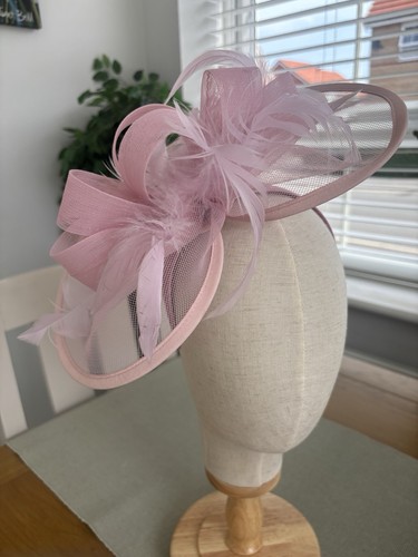 Pale pink fascinator with - pale,