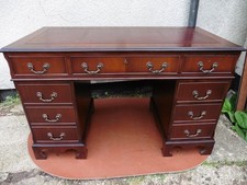 ANTIQUE STYLE LEATHER TOP MAHOGANY  TWIN PEDESTAL KNEE HOLE WRITING DESK + KEY.