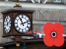 PHOTO  POPPY TIME AT GLASGOW CENTRAL THE MAIN STATION CLOCK AND ONE OF THE GIANT
