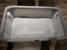 Chicco next2me bed-side crib with carry bag and fastening system to parents bed