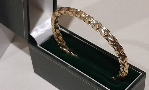 Heavy 9ct yellow - *heavy,