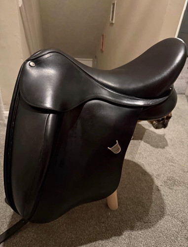 Black leather dressage saddle - black,