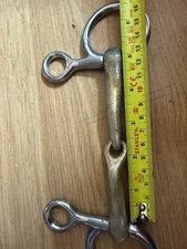 Neue Schule hanging cheek Demi