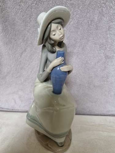 Lladro figurine woman - figurine.,