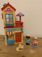 ELC Happyland Tea Rooms with Umbrella, Cake & 2 Figures