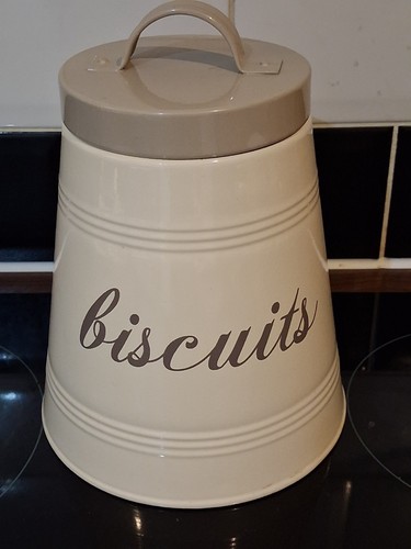 Biscuit barrel tin cream - barrel, /tin