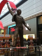 PHOTO  QUEEN SINGER FREDDIE MERCURY. A BRONZE STATUE TAKEN INSIDE MANCHESTER ARN