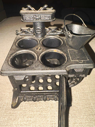 Cast iron queen miniature - cast,