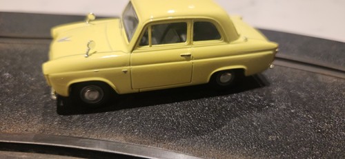 Lledo vanguards ford anglia - ford,