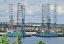 Photo A3 Dundee - Oil Rigs Craigie/NO4231 Drilling rigs laid up at Dund c2017