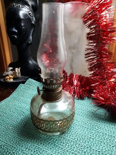 Very pretty small oil lamp - very,