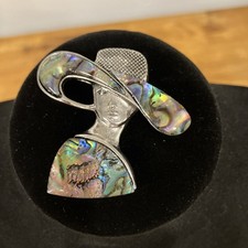 GORGEOUS SILVER INLAID MOTHER OF PEARL LADIES HEAD BROOCH.