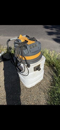 Gutter vacuum cleaner with - gutter,