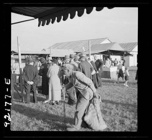 Photo fairgrounds crowd 1930s - photo:fairgrounds,