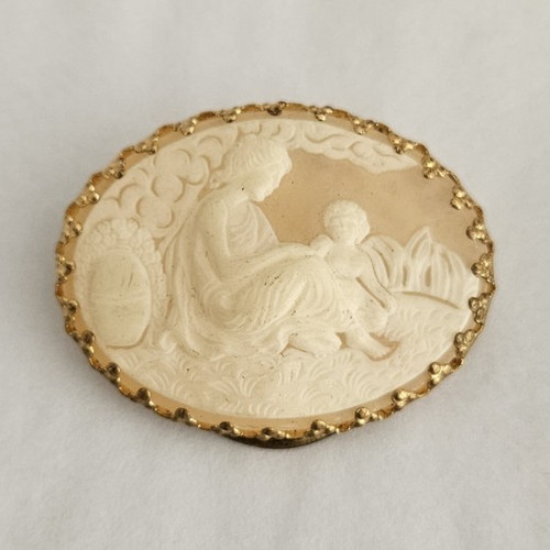 Oval mother and - , cameo