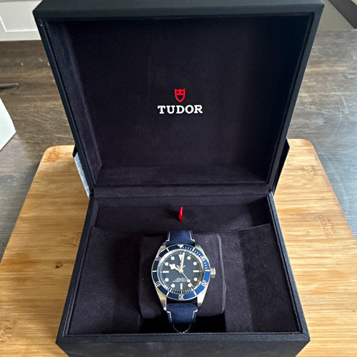 Tudor black bay blue bezel - black,