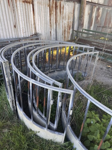 Sheep hay rack feeder round - feeder,