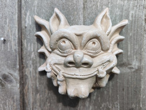 Cheeky gargoyle decorative - in,