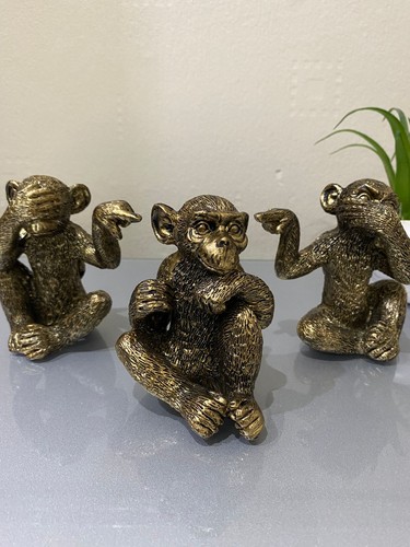 Three wise brass monkeys - three,