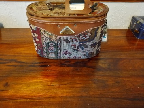1970s vintage vanity - 1970s, case
