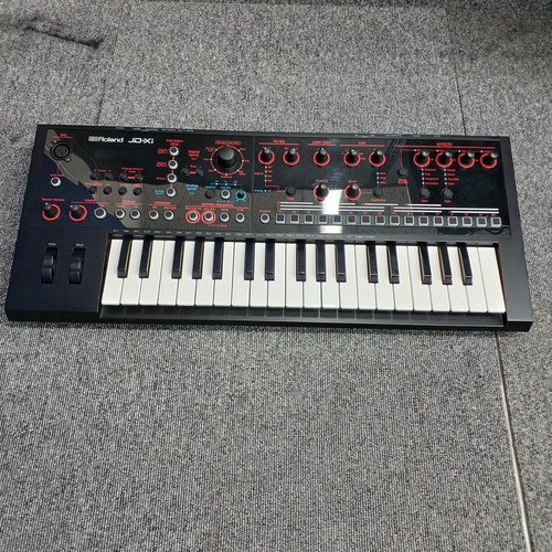 Roland synthesizer - jd,
