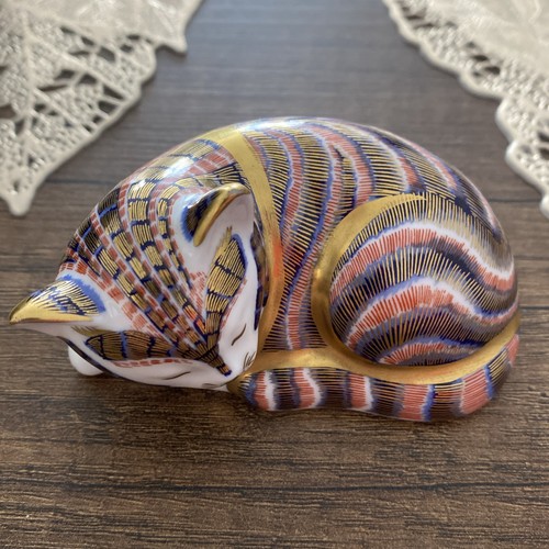 Royal crown derby sleeping - crown,