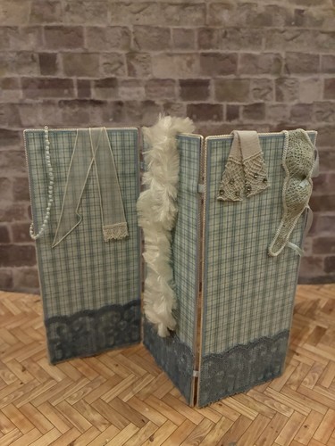 Dolls house scale - house, 1/12