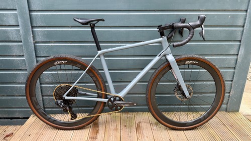 Vielo alto med gravel - vielo, bike