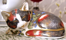 ROYAL CROWN DERBY COLLECTORS GUILD CATNIP KITTEN PAPERWEIGHT, GOLD STOPPER.