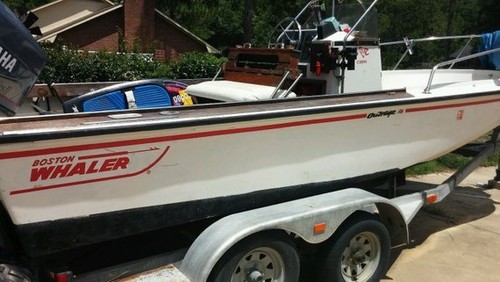 Boston whaler outrage boat - 18',