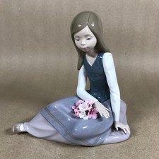Lladro Nostalgia Young Girl