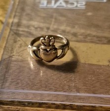 9ct yellow gold claddagh ring