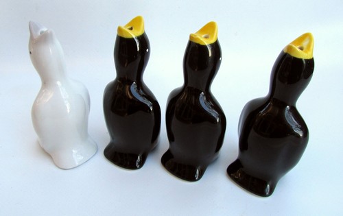 Ceramic blackbird pie funnel - pie, x