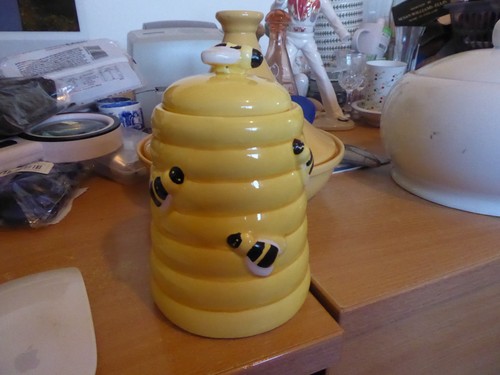 Large yellow bee honey pot - large,